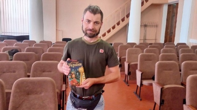 Володимир Зібаров з книгою "Гетьмани України"