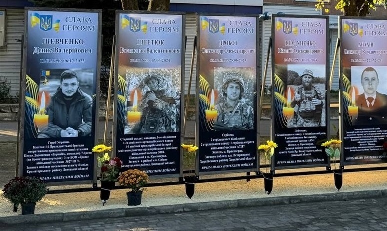 Стели загиблих захисників на Центральній площі Берестина (Динис Шевченко перший зліва)