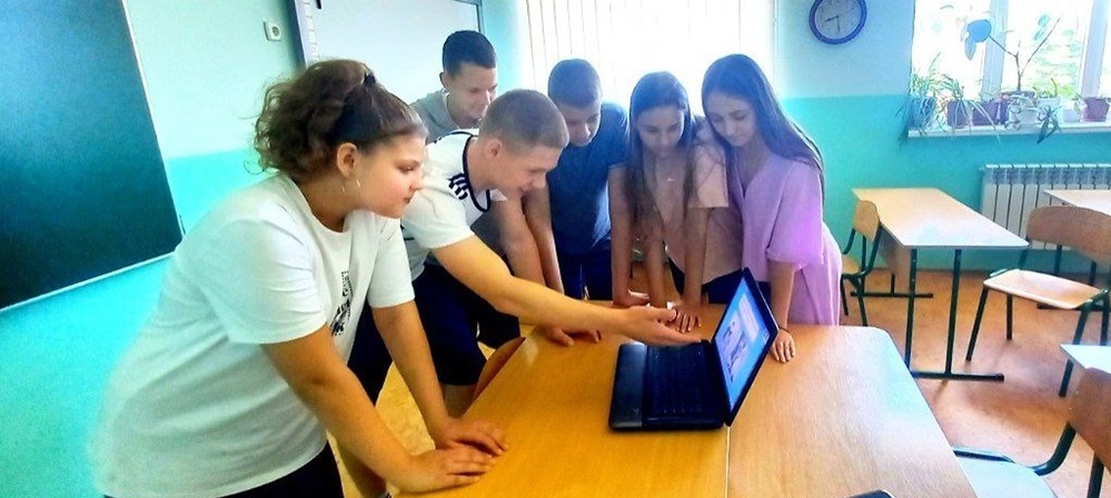Данило знайомить команду з правилами фінального завдання.