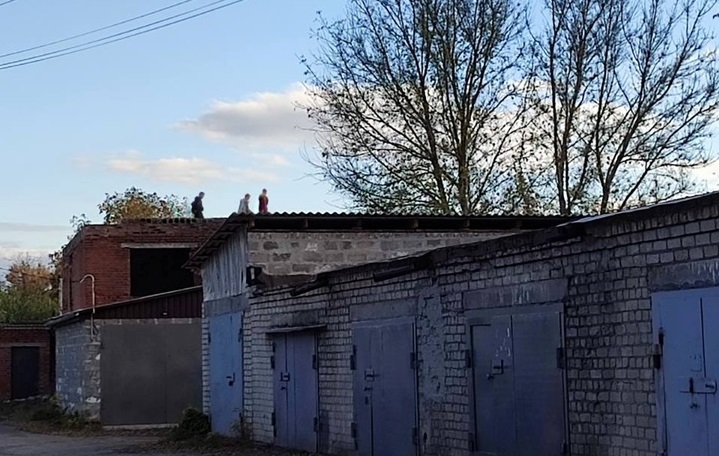 Діти на даху покинутої будівлі
