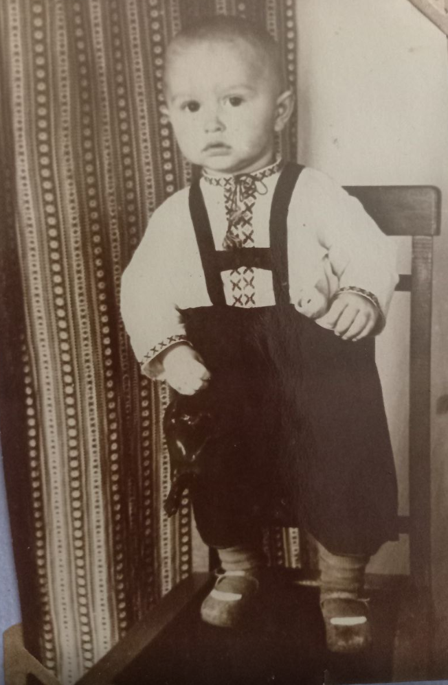 хлопчик у вишитій сорочці 
