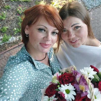 дві жінки з букетом