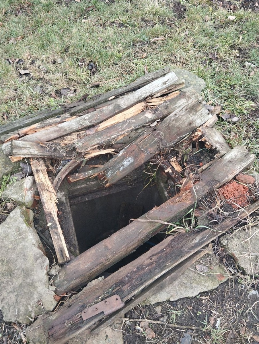 Люк біля дому в районі ліцею №2