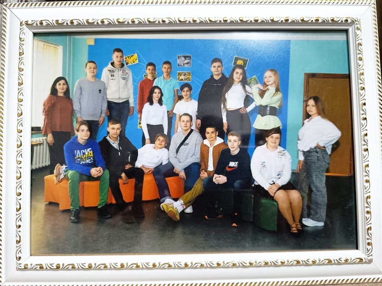 Максим Кохтенко зі своїми однокласниками та класним керівником Кариною Лебедєвою