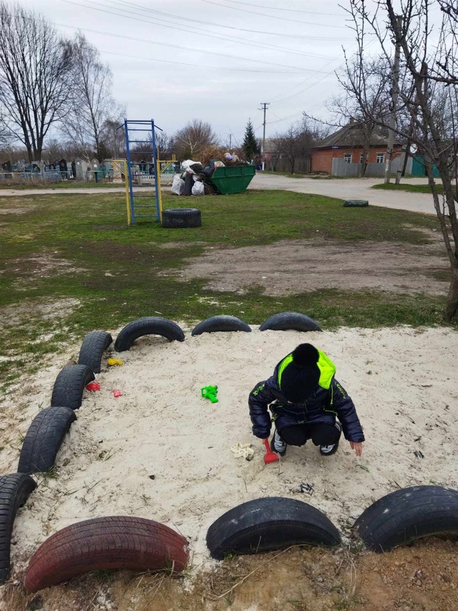 Дитячий майданчик в Піщанці