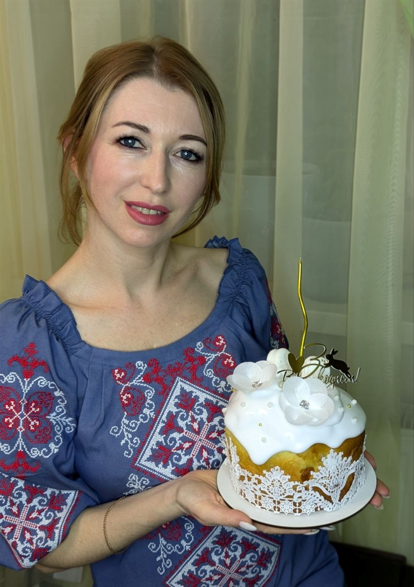 Мешканка Піщанки, господиня Анна з паскою «Панетоне».