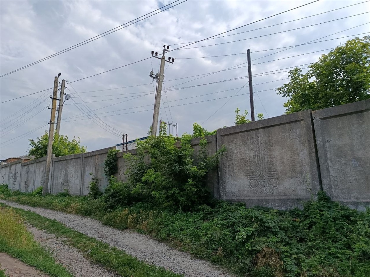 Огороджена територія колишнього маслозаводу.
