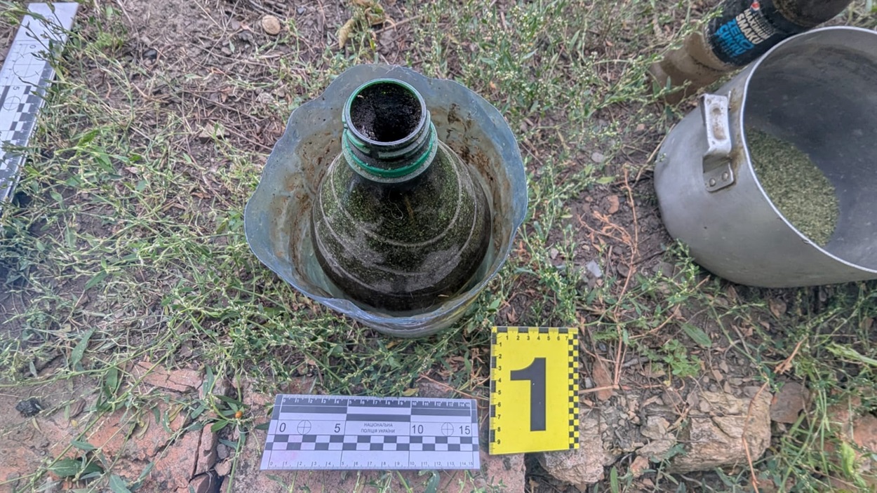 Вилучені пристрій та сировина