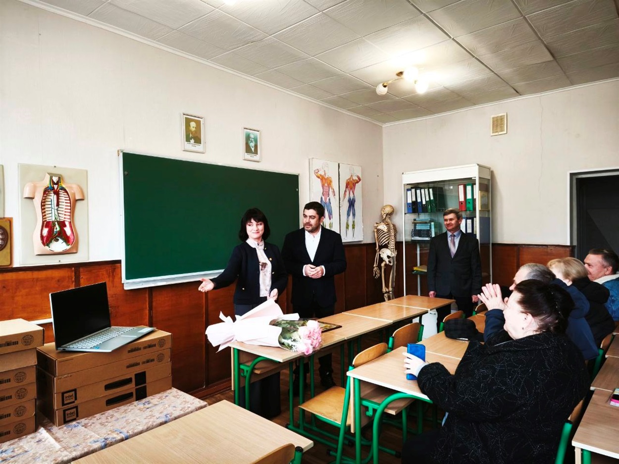 Передача ноутбуків коледжу