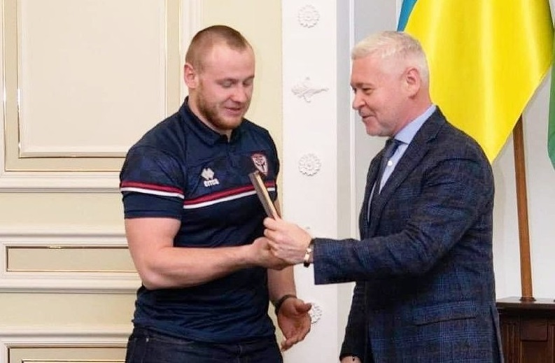 Ігор Терехов нагороджує Євгена Трусова грамотою та відзнакою, як гравця збірної Харківської області, яка стала чемпіоном України з регбі-7 серед чоловічих команд Суперліги